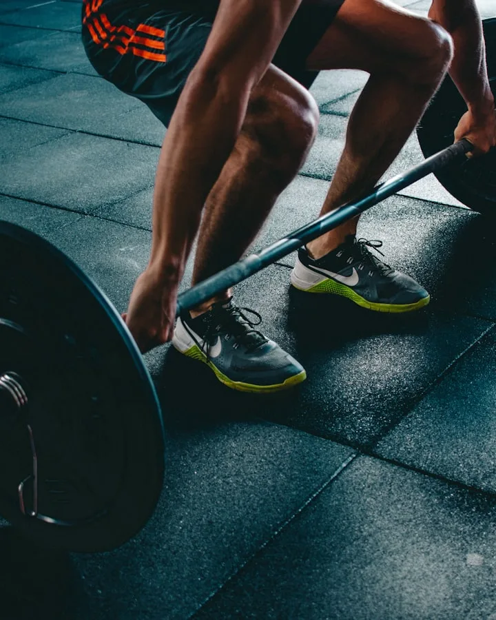 Athlète en pleine séance de musculation