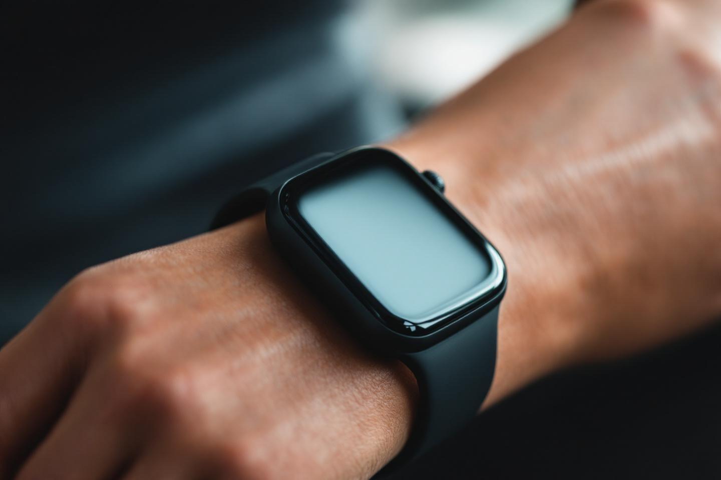 Gros plan d'une montre intelligente avec écran bleu clair