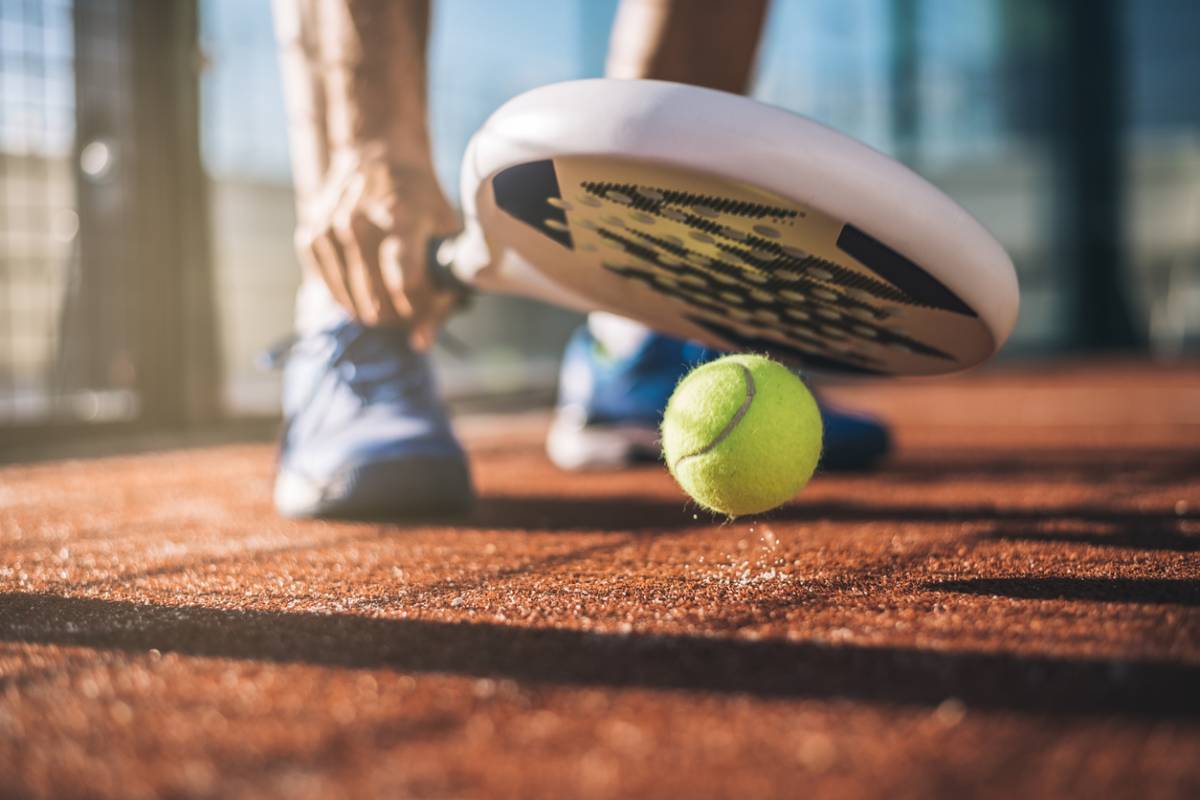 Pourquoi le padel est-il devenu un sport en vogue ?