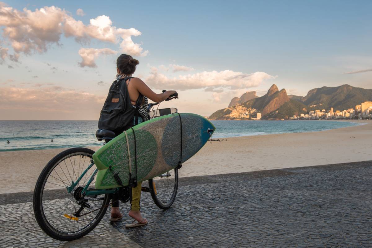 Transportez votre planche de surf à vélo !