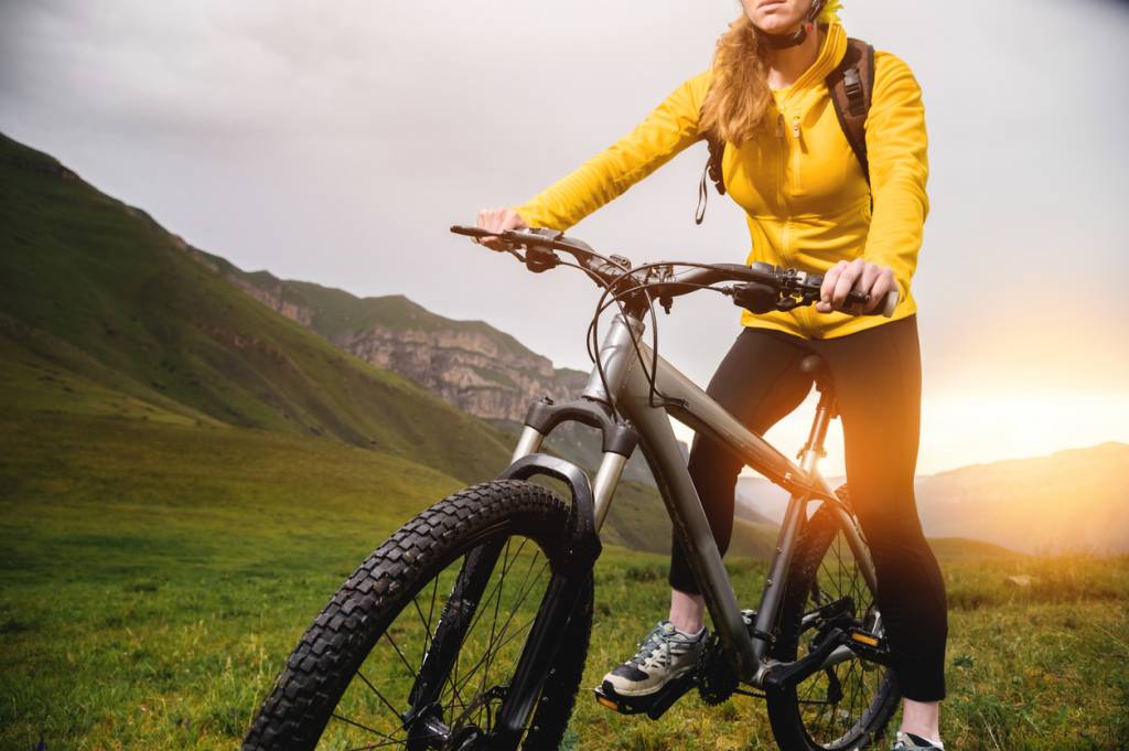 Femme à vélo, VTT, cadre
