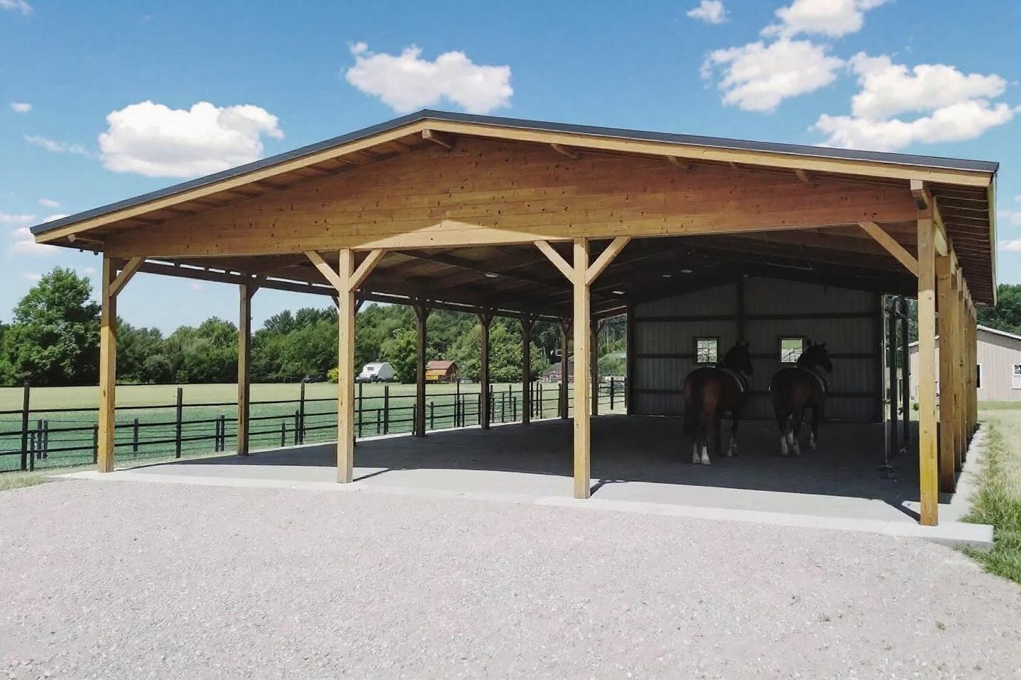 Hangar en bois avec deux chevaux à l'intérieur